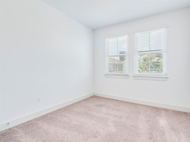 Building Photo - 2309 Hermia St
