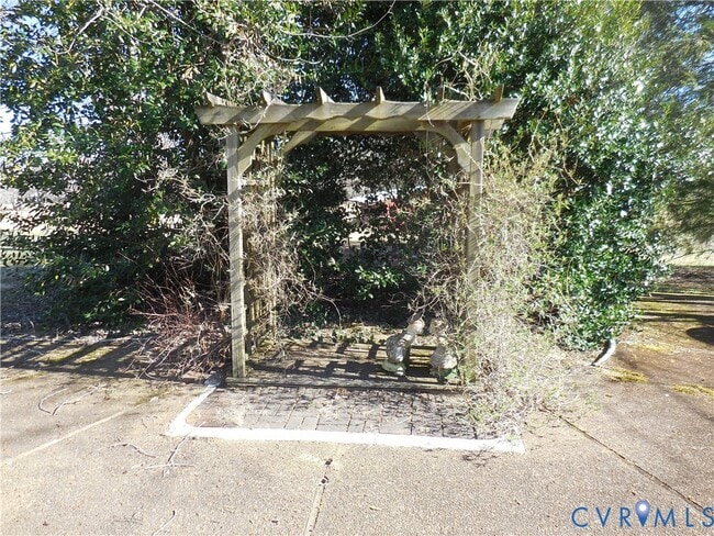 Building Photo - 1239 E Jack Jouett Rd