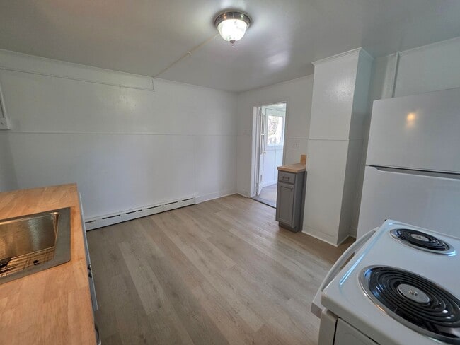 Building Photo - Beautiful Waterside 3 bedroom Single-Family Home - Catskill, NY