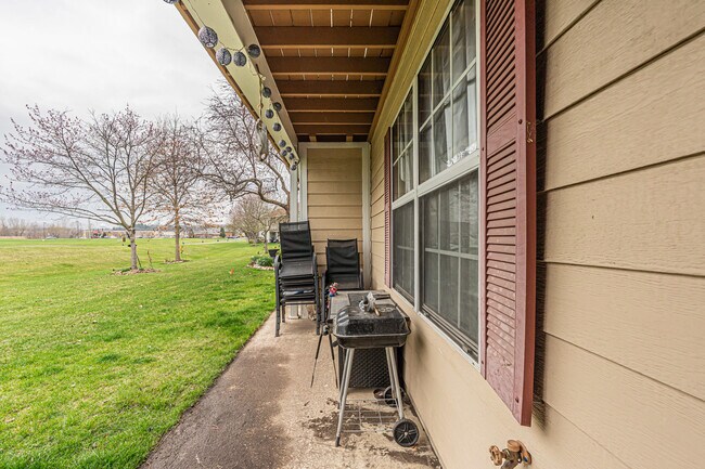 Building Photo - 691 W Streamwood Blvd