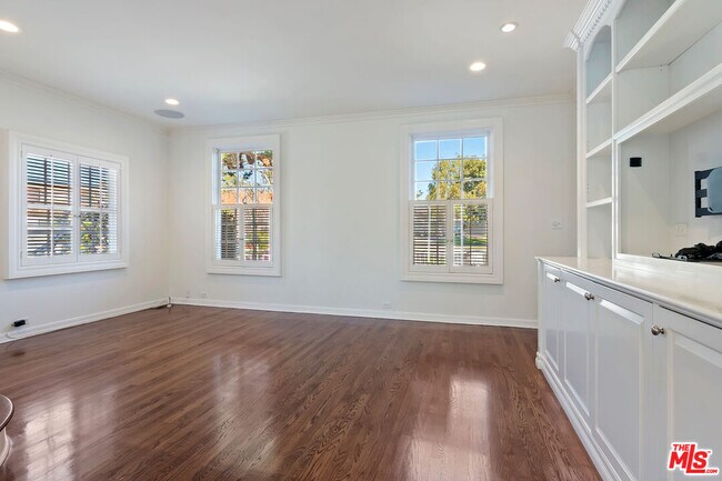 Building Photo - 360 Alma Real Dr