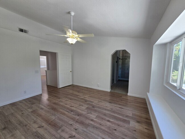 Building Photo - 2602 Overland Ave