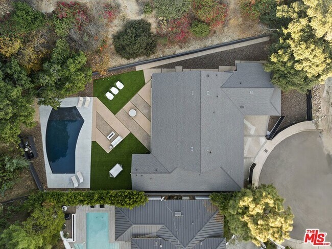 Building Photo - 9289 Swallow Dr