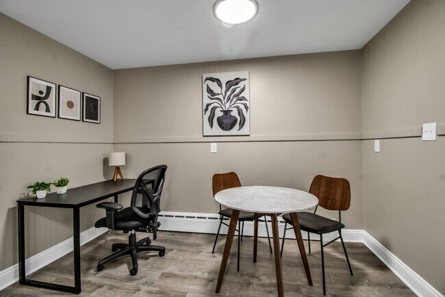 Building Photo - Furnished 1-Bedroom First-Floor Apartment Minutes from Highmark Stadium