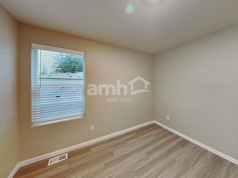 Building Photo - 5748 86th Dr NE