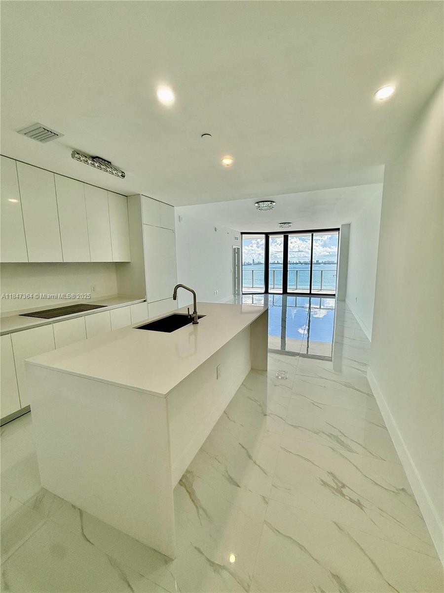 Building Photo - 700 NE 24th St