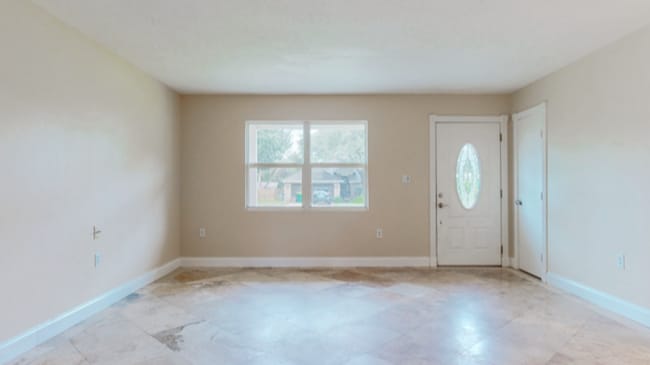Building Photo - 3/2 with Den and extra long single car garage, huge fenced back yard