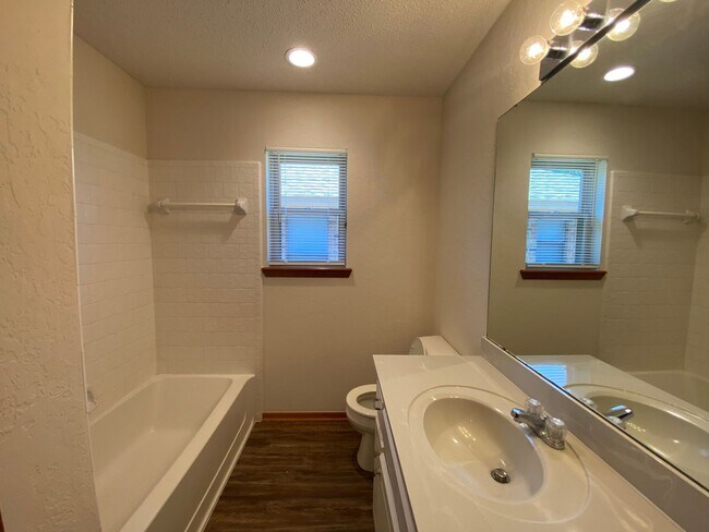 Building Photo - Edmond Schools - Newly Renovated 3 bedroom 2 bath