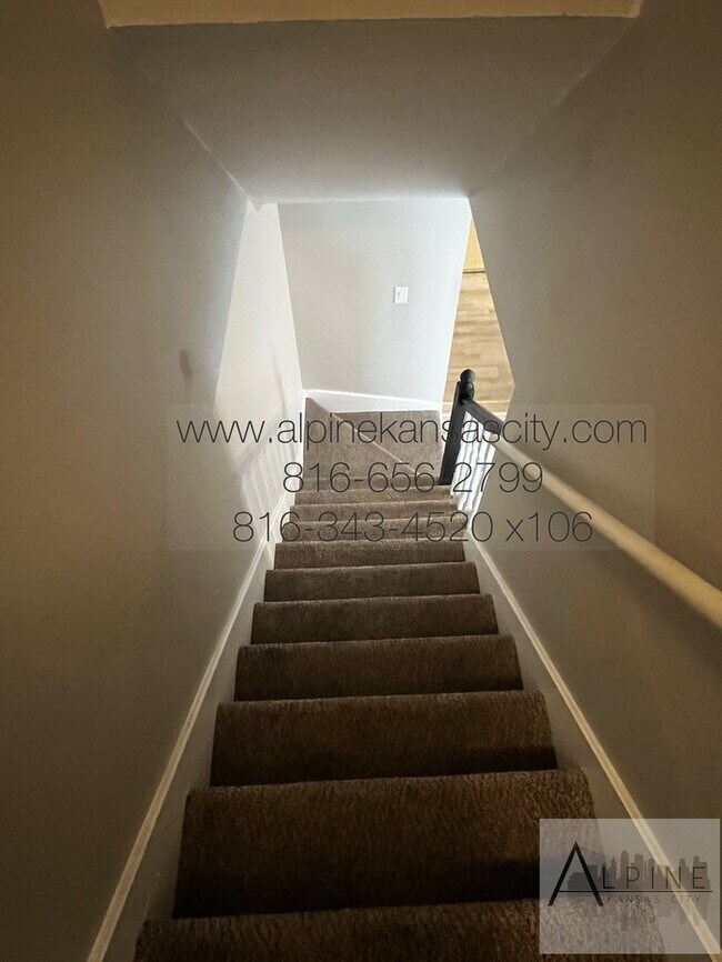 Building Photo - Spacious, 2 Car Garage! Great Location!