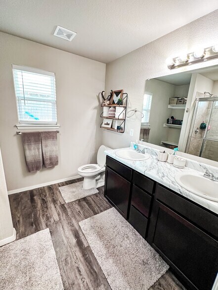 Master Bath - 6900 SW Whitmarsh Rd