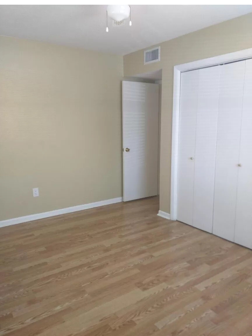 Building Photo - 3346 Camelot Dr