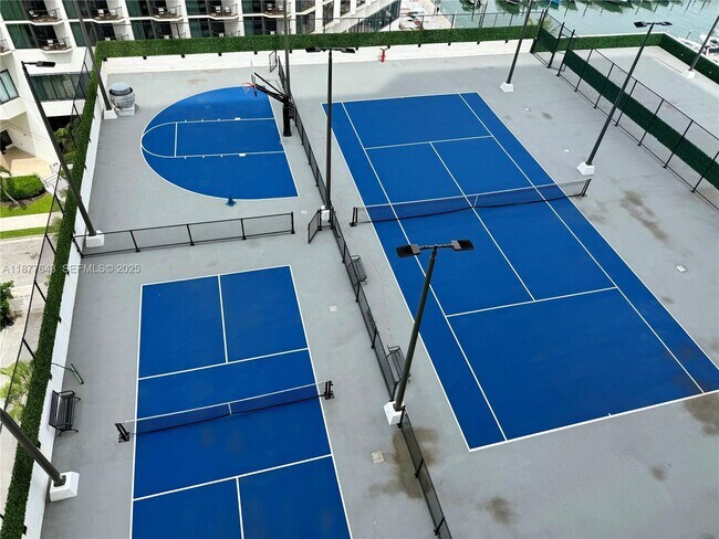 Building Photo - 555 NE 15th St