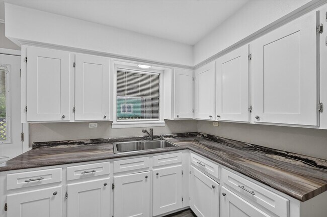 Building Photo - 208 D St