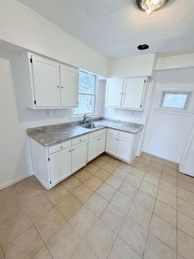 Building Photo - Spacious 4-Bedroom Single-Family Home with 2-Car Garage in Cleveland Heights