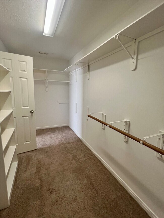 Building Photo - 411 White Oak Pointe Dr