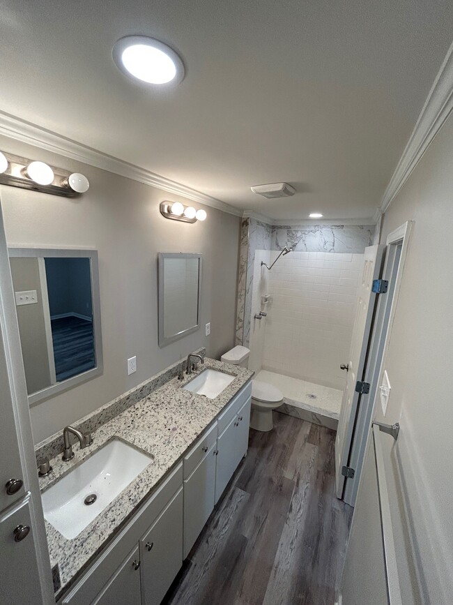 Master bathroom - 110 Alyene Dr