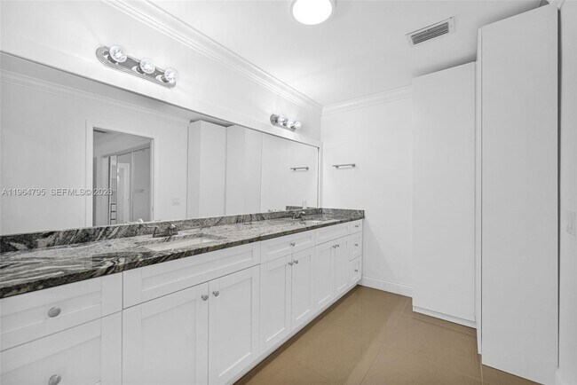 Building Photo - 820 E Cypress Ln