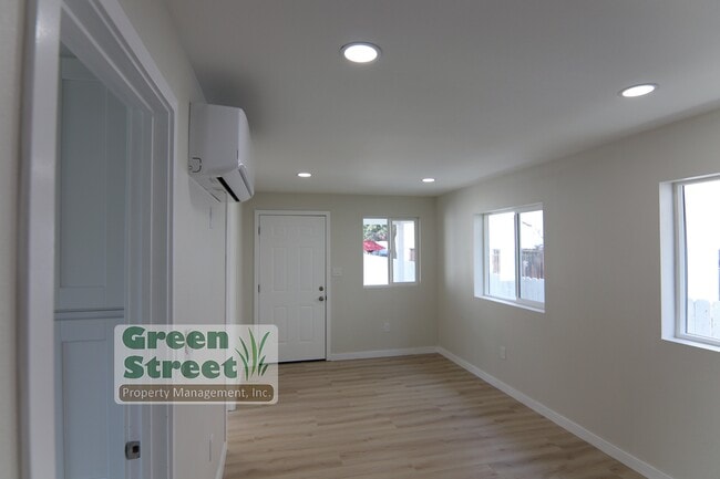 Building Photo - 3849 Menlo Ave