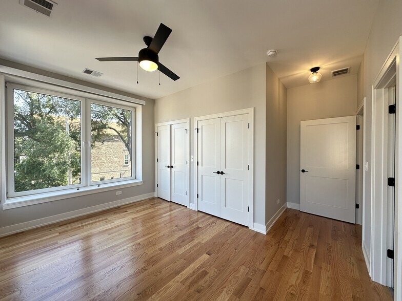 Building Photo - 2100 W 18th Pl