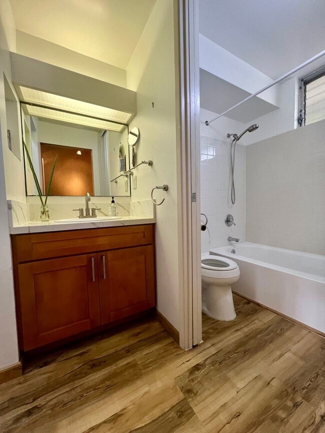 Building Photo - Charming 1/1/1 Ground Floor Unit with Lanai & Yard