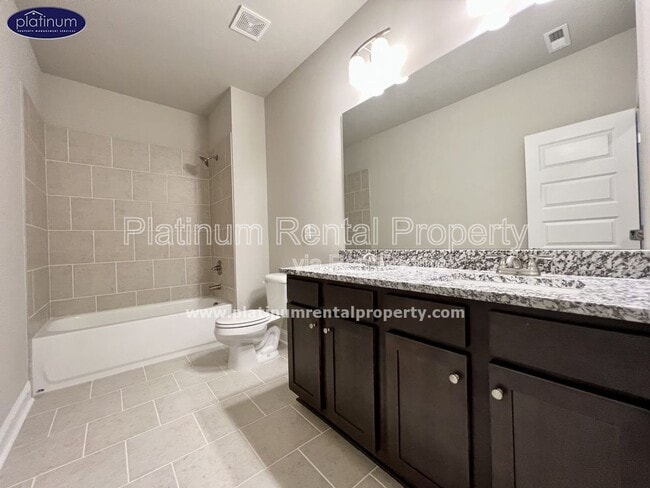 Building Photo - 2360 Manor Pointe Dr