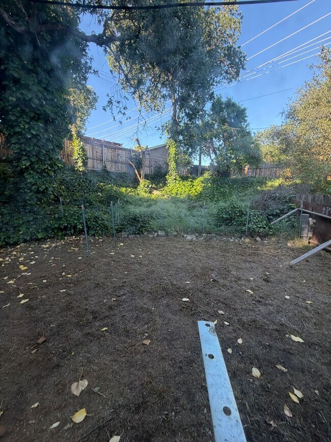 Building Photo - 3 bedroom 1 bath duplex