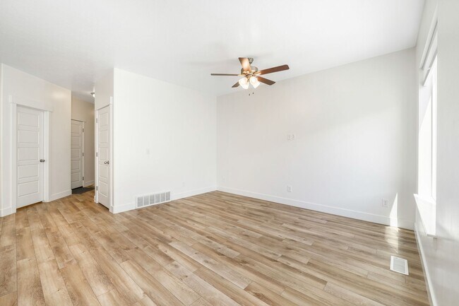 Building Photo - 672 N 260 W