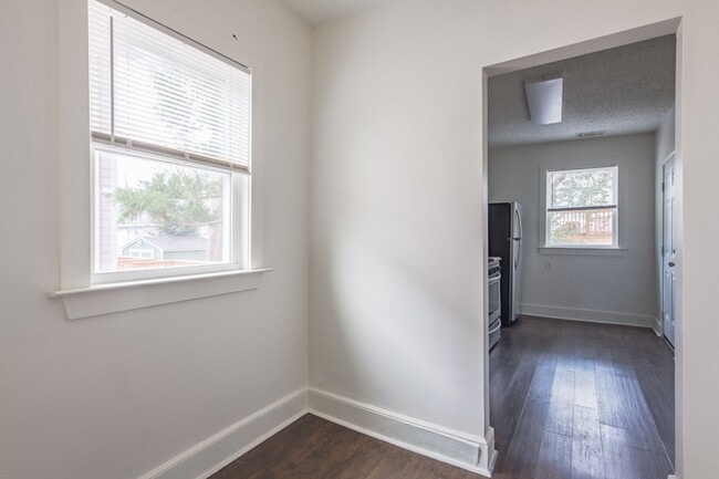 Building Photo - 679 Terry St SE