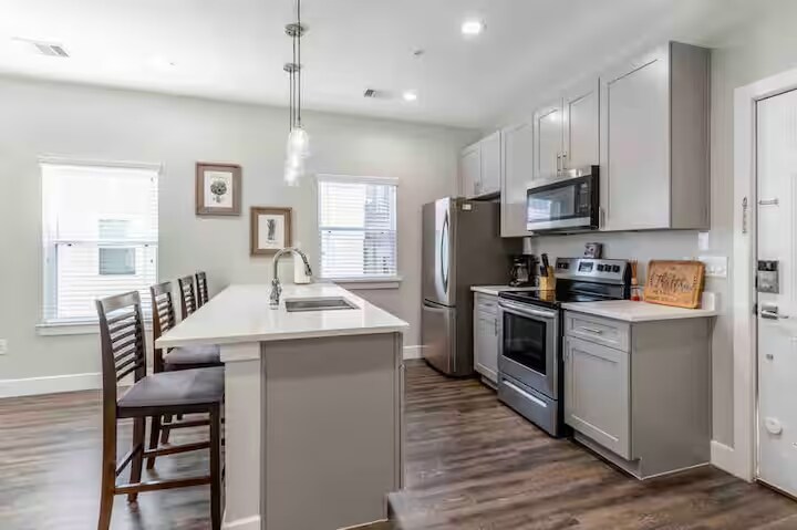 Building Photo - 144 W 5th St