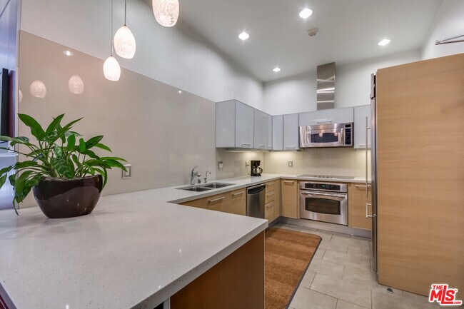 Building Photo - 801 S Grand Ave