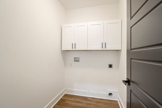 Building Photo - 324 S Schiller St