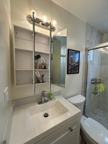 Bathroom - 123 S St Andrews Pl