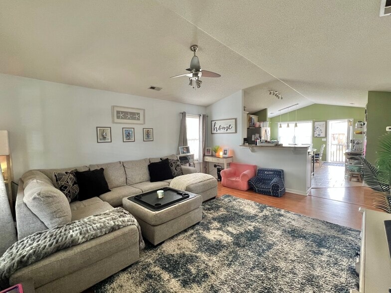 Building Photo - 522 Foxfield Ct