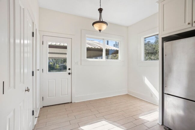 Building Photo - 900 S Division St