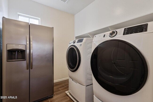 Building Photo - 2337 W Gloria Ln