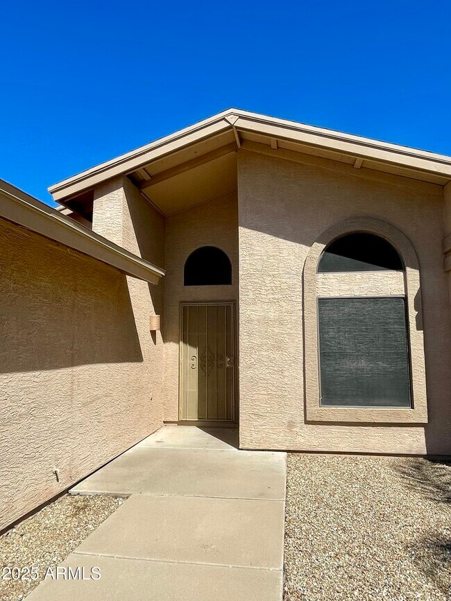 Building Photo - 6502 W Paradise Ln