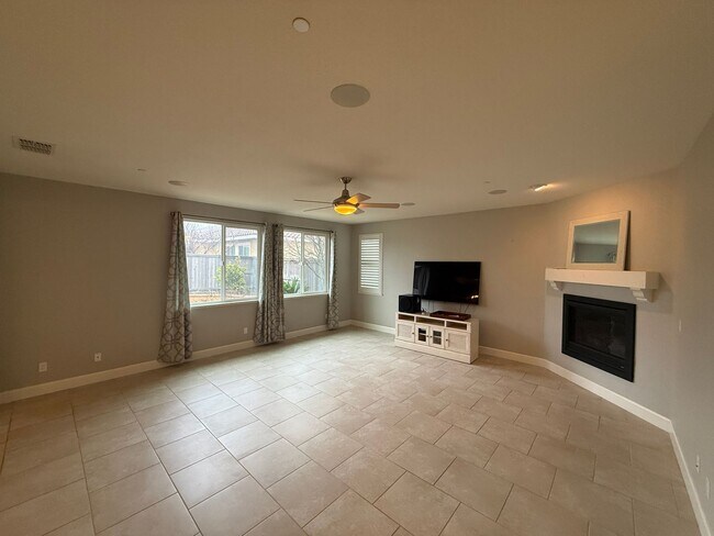 Building Photo - Beautiful Home in Springlake