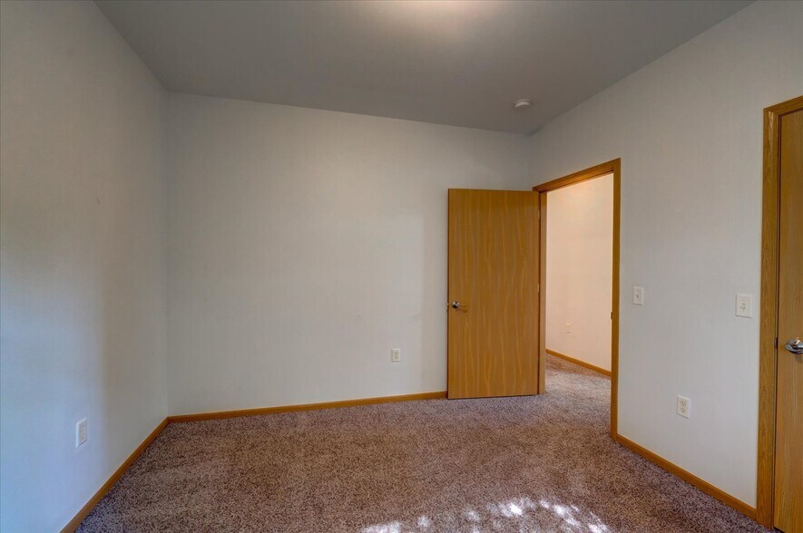 Building Photo - 264 Meadowside Dr