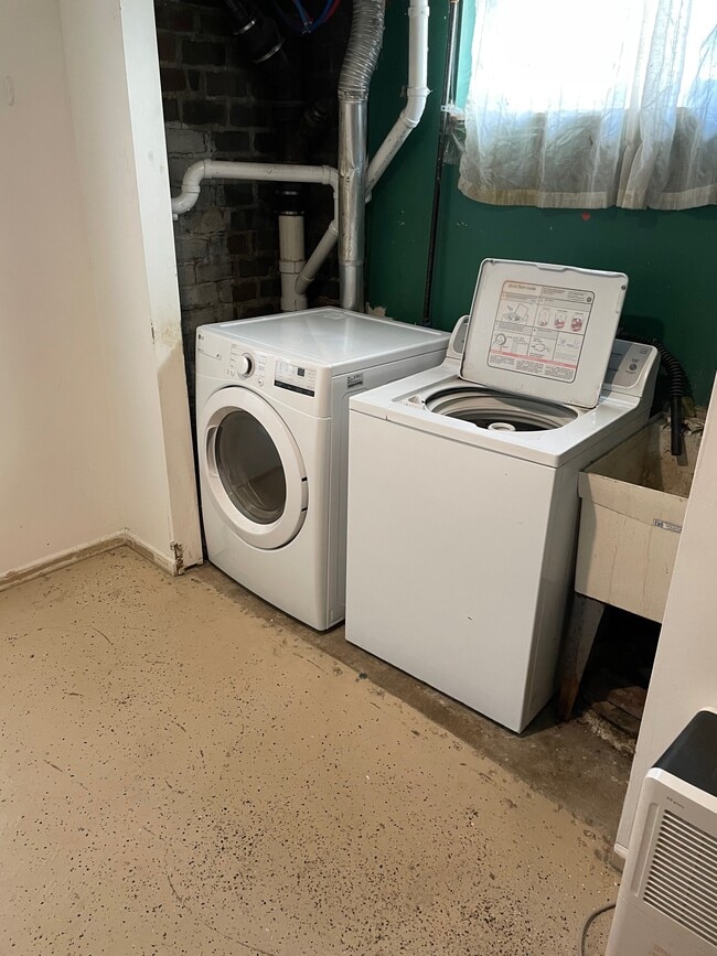 Washer/Dryer - 42 Grosvenor St