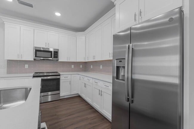 Building Photo - 525 Hill Ln