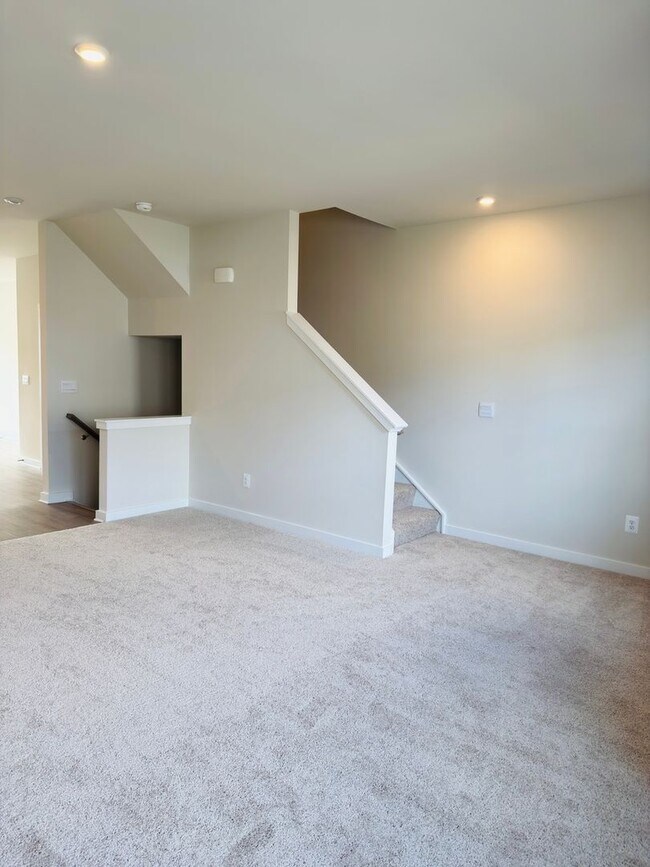 Building Photo - Brand New 4 Bed 3.5 Bath End Unit Townhome in Inwood