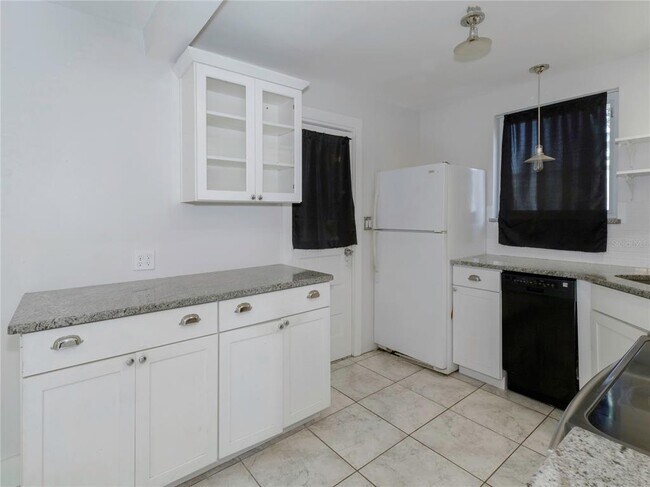 Building Photo - 2808 Clinton St S