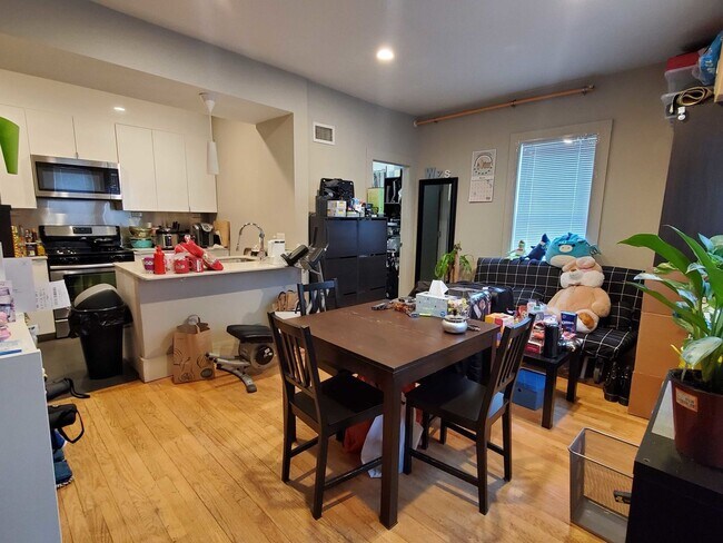 Building Photo - Large 5 bed in Allston