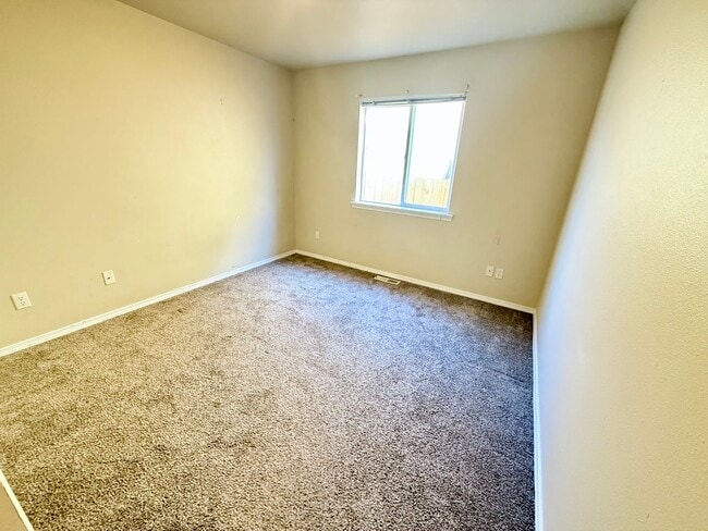 Building Photo - 3 Bedroom, 2 Bath Home Available!