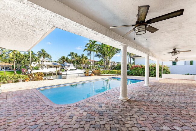 Building Photo - 2443 NE 26th St