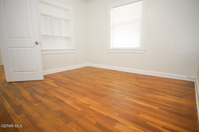 Building Photo - 4416 La Luz Ave