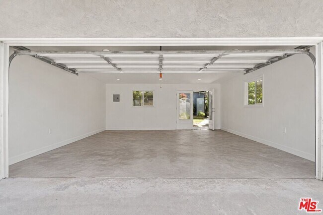 Building Photo - 721 Palms Blvd