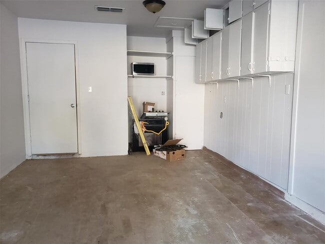Building Photo - 609 Bissonet Ln