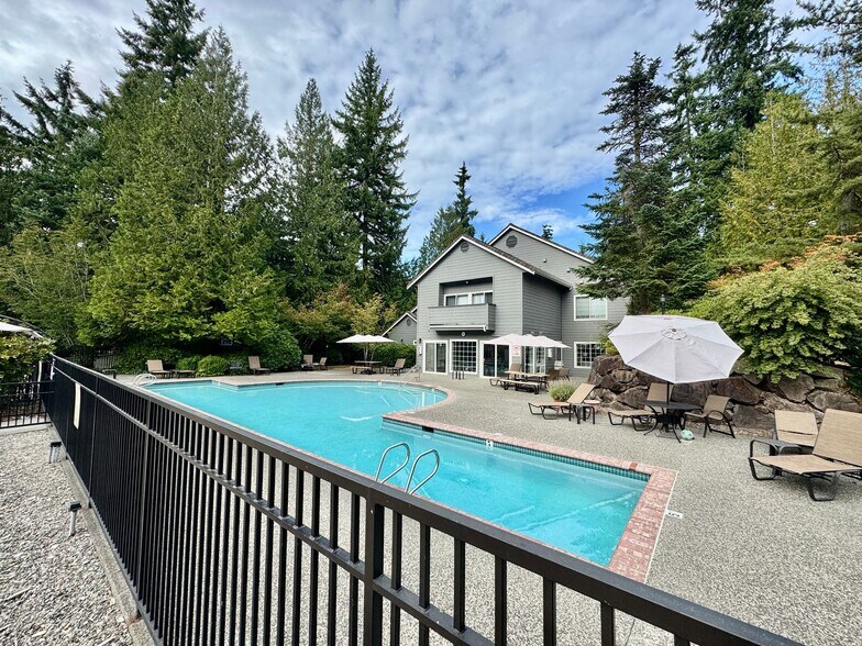 Building Photo - TWO FREE WEEKS - Country Club Condo!