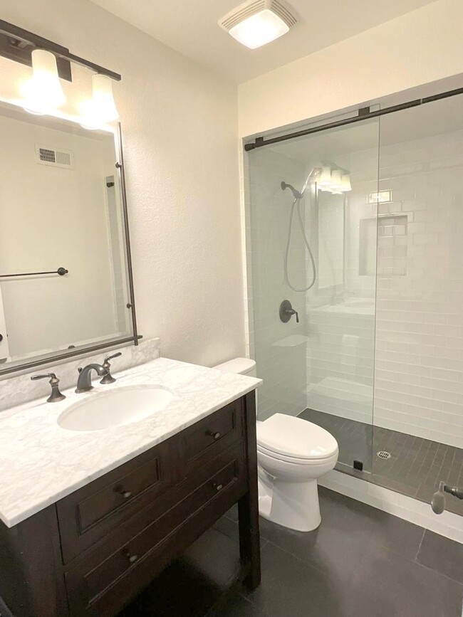 Building Photo - Wonderful Townhome In Walnut Creek Near He...
